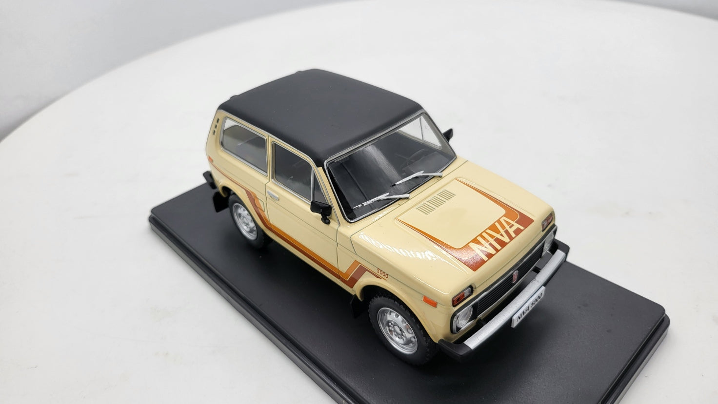 WhiteBox Lada Niva 5000 Beige 1980 - Schaal 1:24