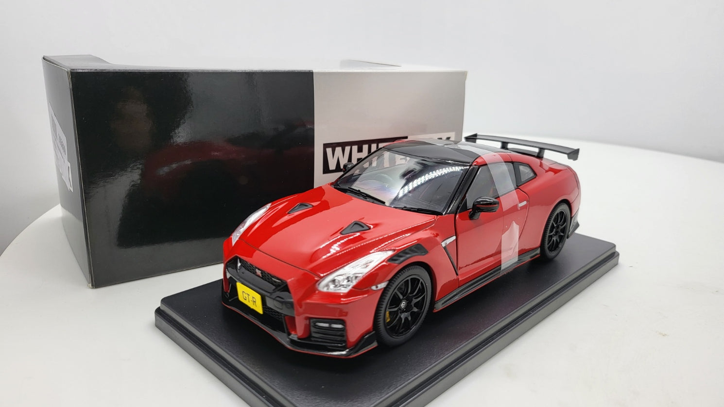 Whitebox Nissan GT-R (R35) Nismo Rood 2021 - Schaal 1:24