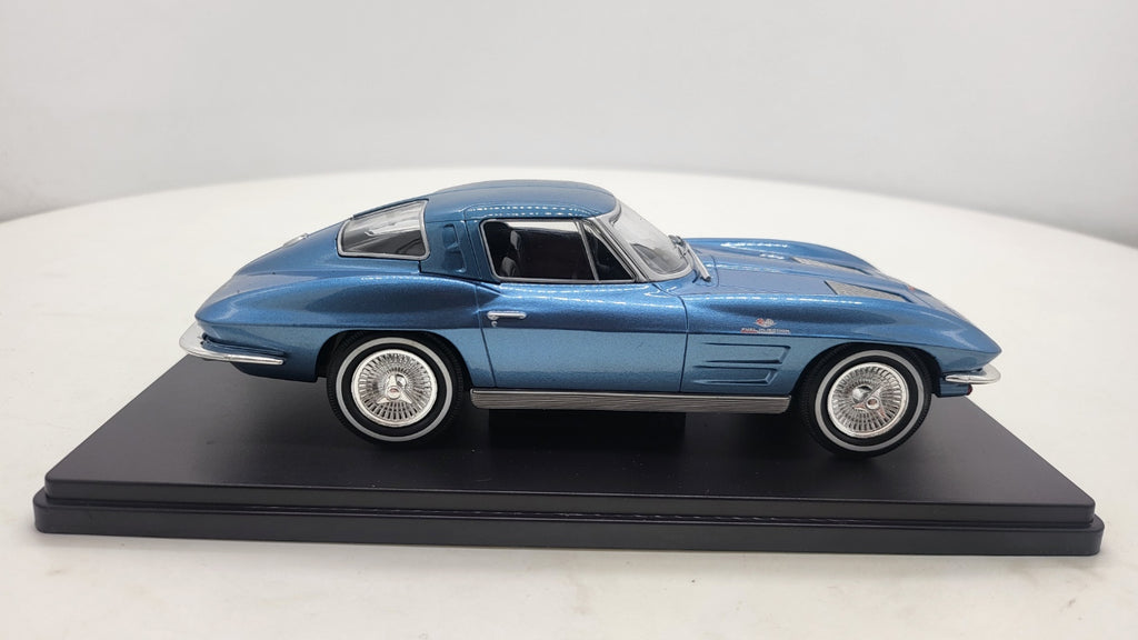 Whitebox Chevrolet Corvette C2 Stingray Blauw 1963 - Schaal 1:24