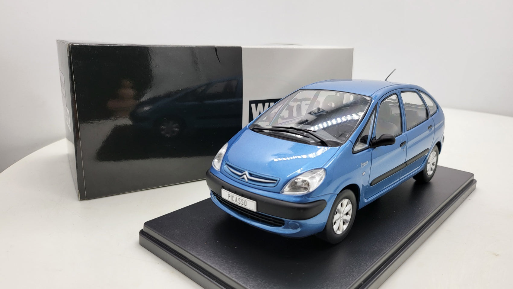 Whitebox Citroën Xsara Picasso Blauw 1999 - Schaal 1:24