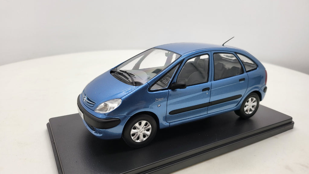 Whitebox Citroën Xsara Picasso Blauw 1999 - Schaal 1:24