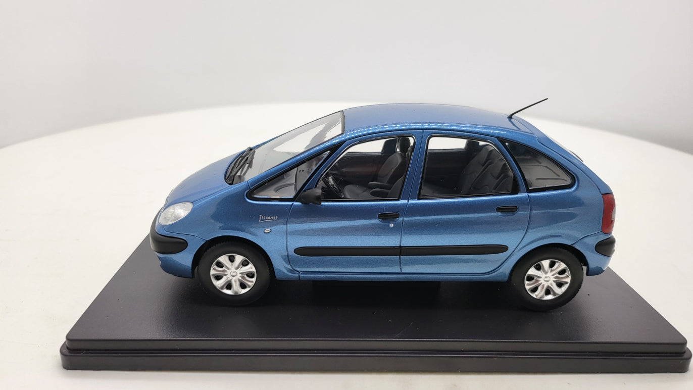 Whitebox Citroën Xsara Picasso Blauw 1999 - Schaal 1:24