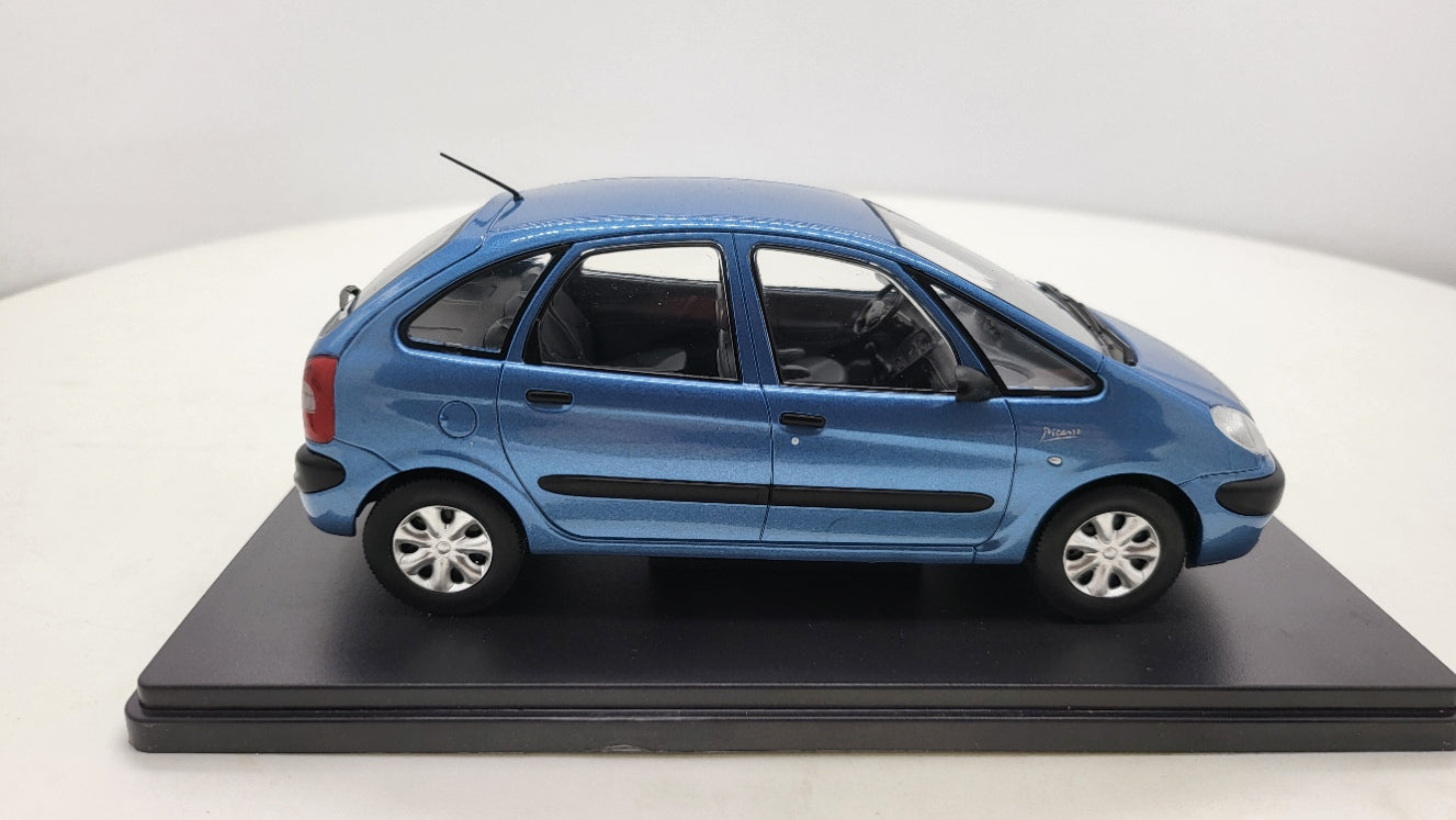 Whitebox Citroën Xsara Picasso Blauw 1999 - Schaal 1:24