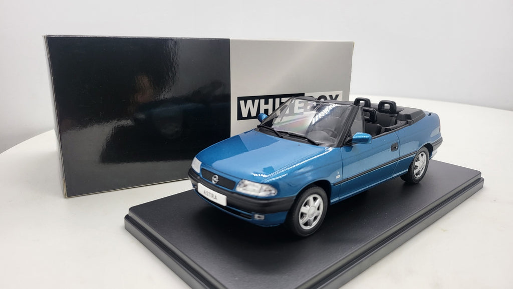 WhiteBox Opel Astra F Cabrio, blauw, 1994 - Schaal 1:24