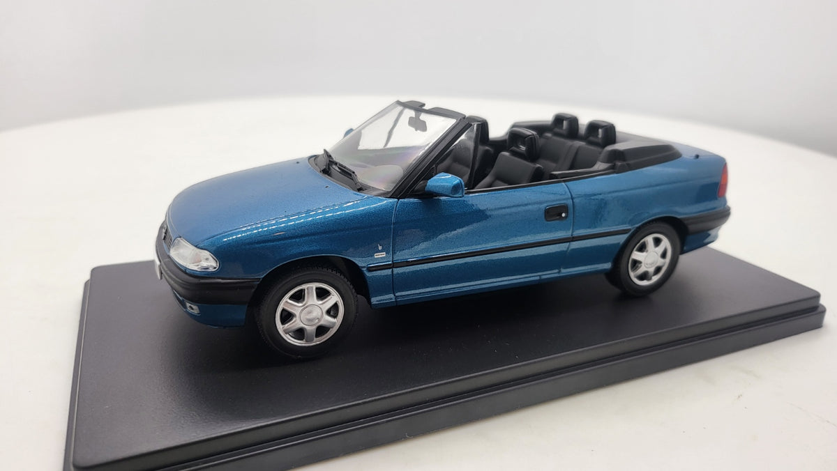 WhiteBox Opel Astra F Cabrio, blauw, 1994 - Schaal 1:24