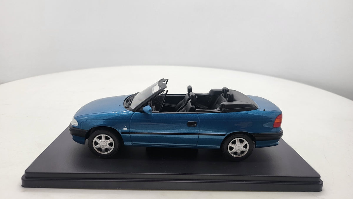 WhiteBox Opel Astra F Cabrio, blauw, 1994 - Schaal 1:24