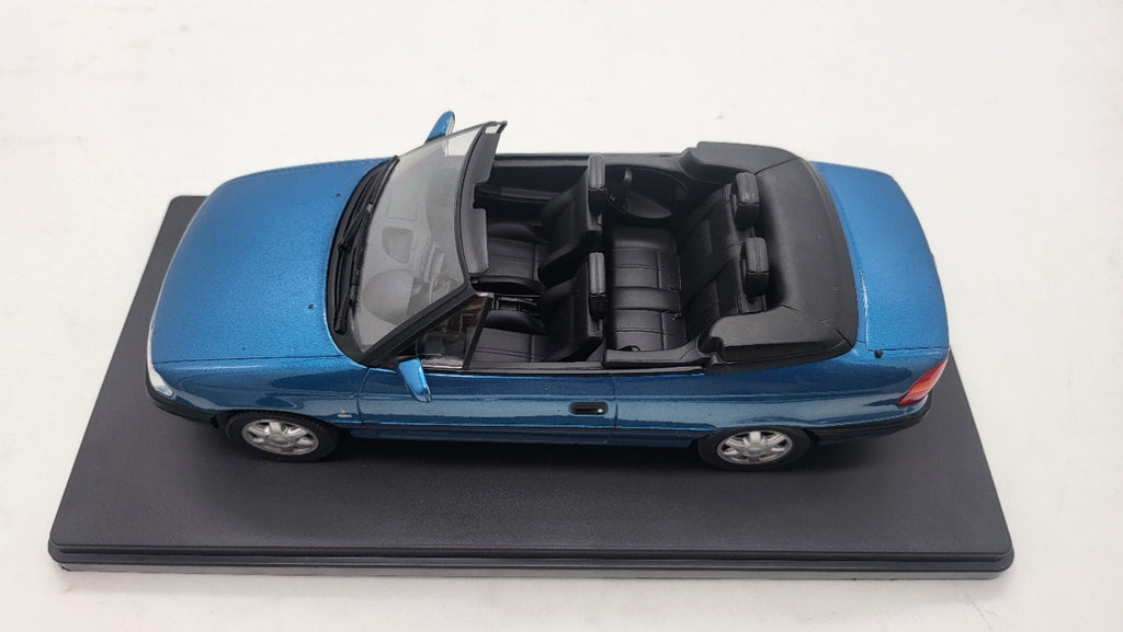 WhiteBox Opel Astra F Cabrio, blauw, 1994 - Schaal 1:24