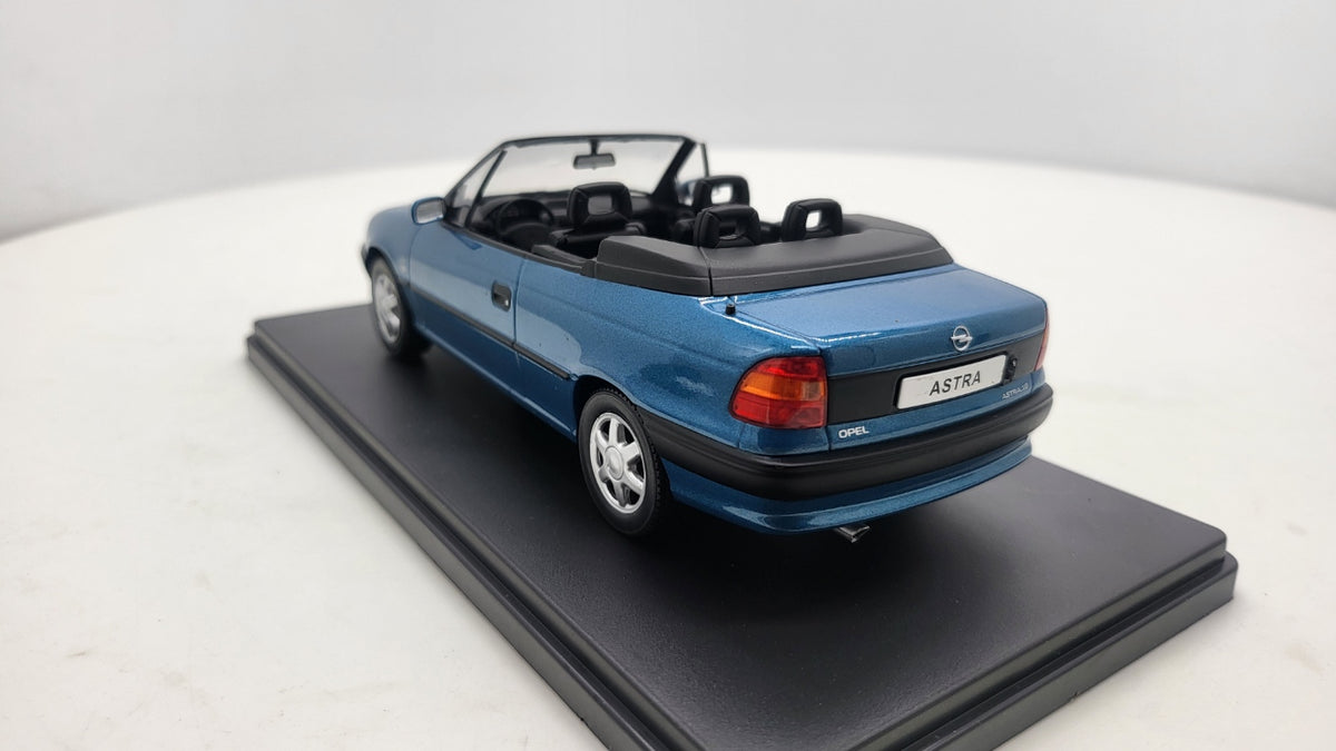 WhiteBox Opel Astra F Cabrio, blauw, 1994 - Schaal 1:24