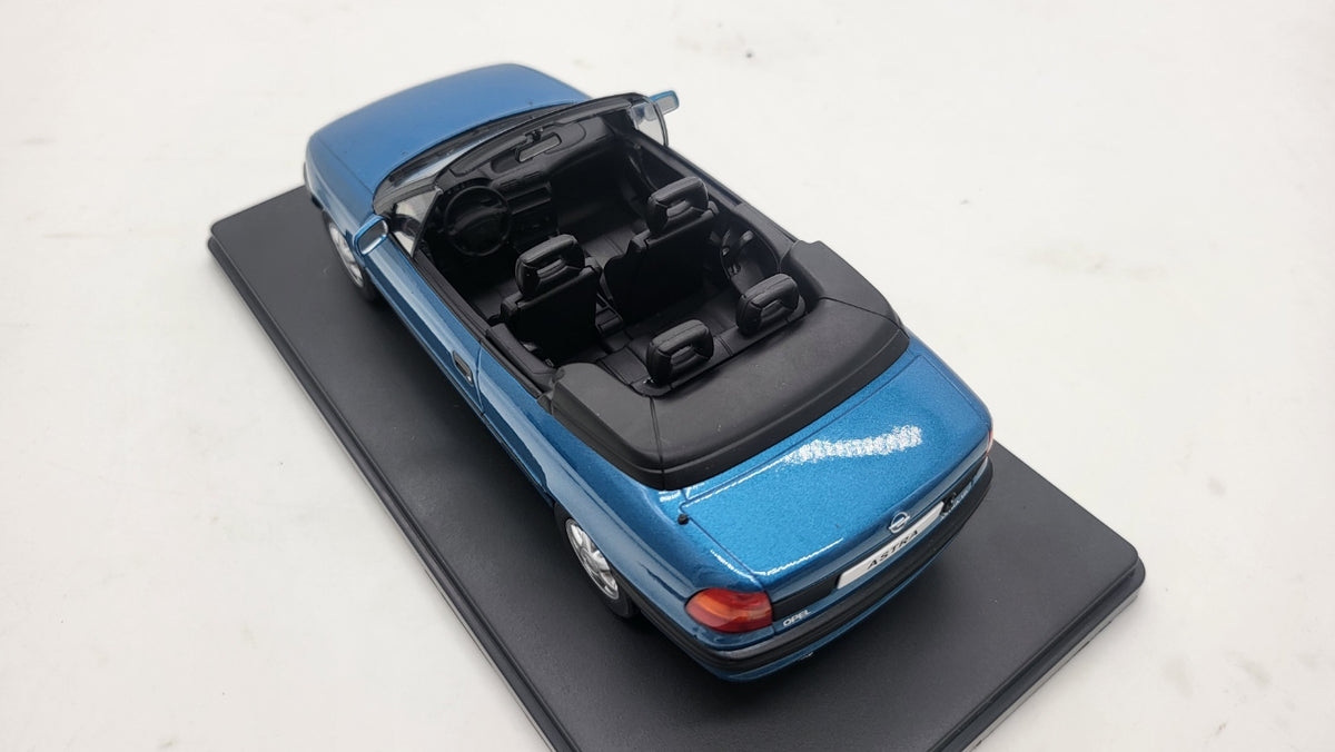 WhiteBox Opel Astra F Cabrio, blauw, 1994 - Schaal 1:24