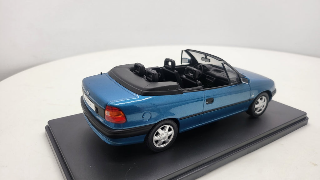WhiteBox Opel Astra F Cabrio, blauw, 1994 - Schaal 1:24