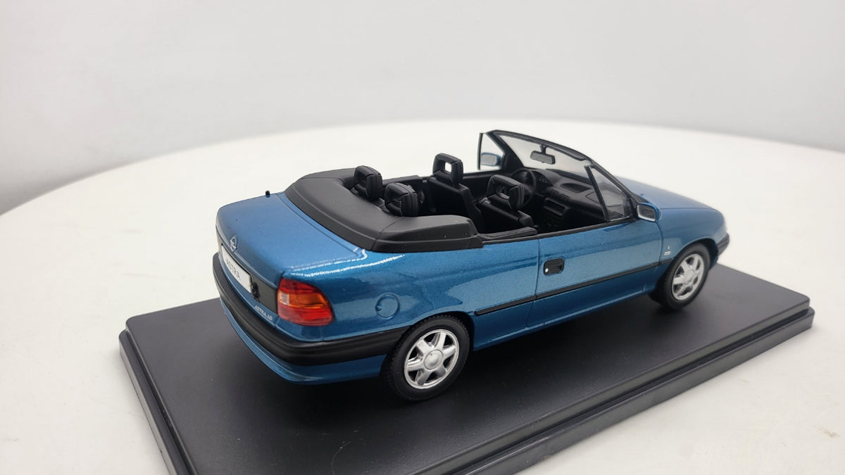 WhiteBox Opel Astra F Cabrio, blauw, 1994 - Schaal 1:24
