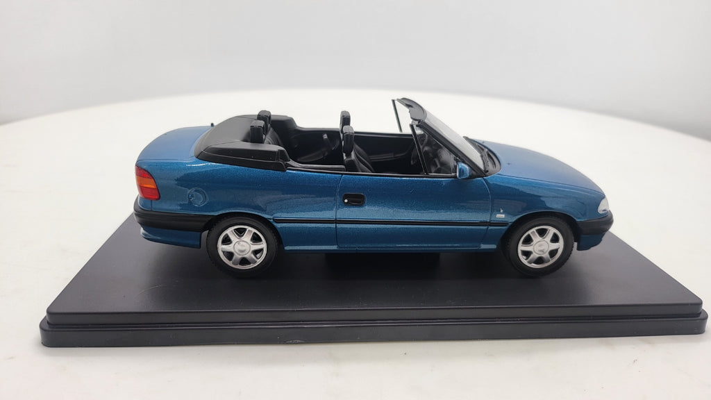 WhiteBox Opel Astra F Cabrio, blauw, 1994 - Schaal 1:24