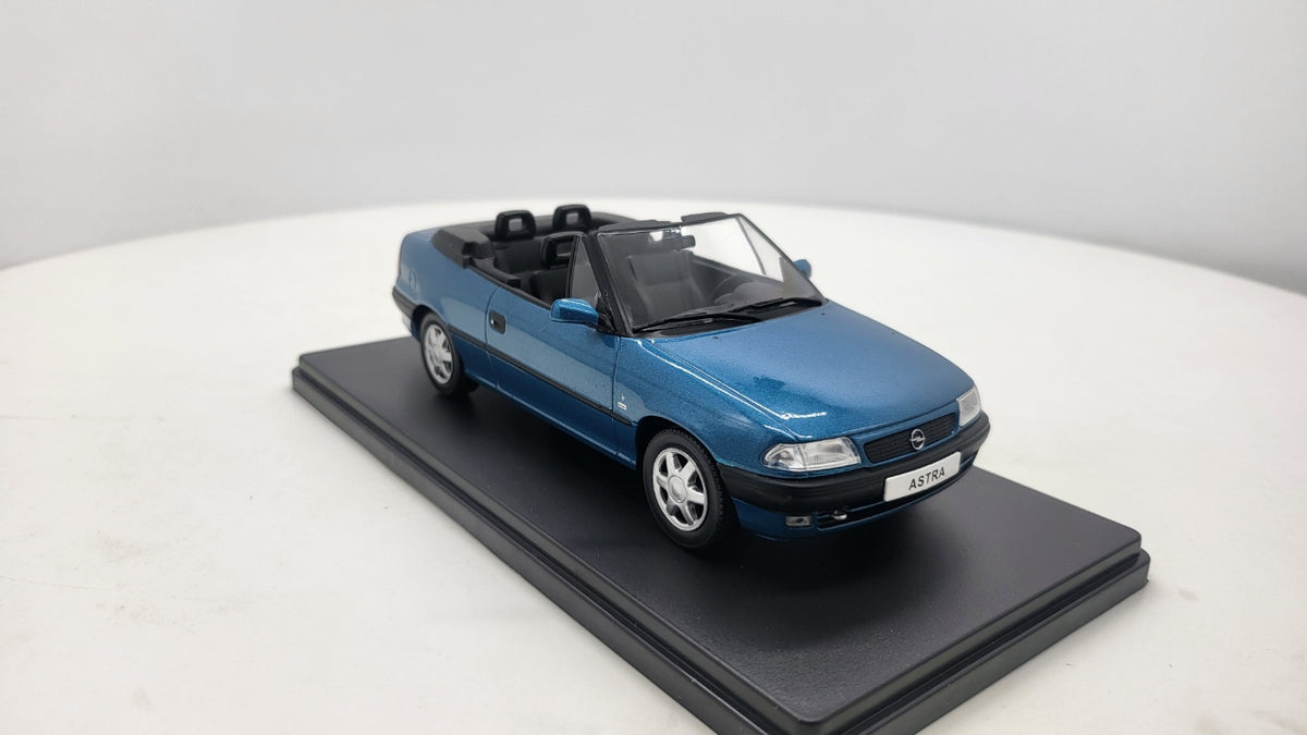 WhiteBox Opel Astra F Cabrio, blauw, 1994 - Schaal 1:24