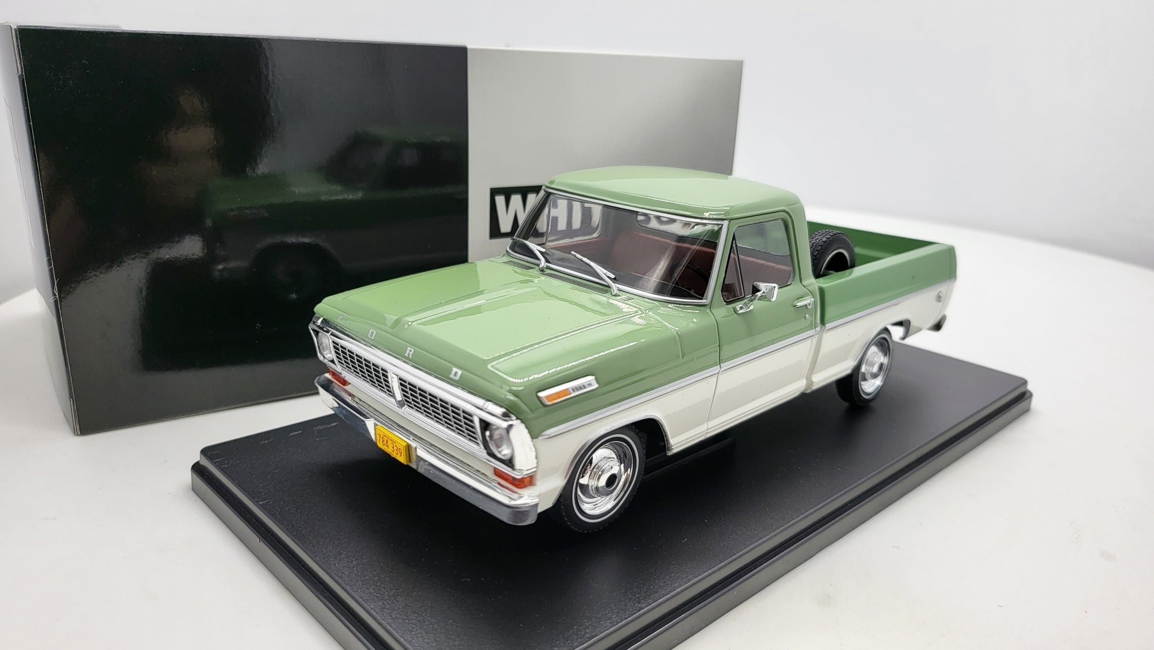 WhiteBox Ford F-100 Groen/Wit 1970 - Schaal 1:24