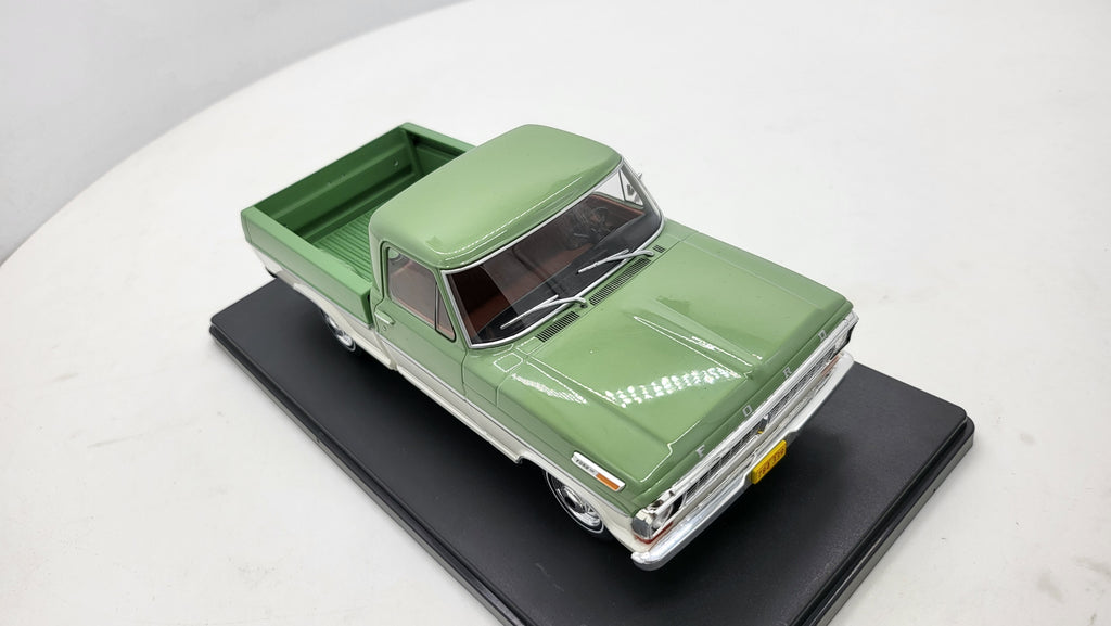 WhiteBox Ford F-100 Groen/Wit 1970 - Schaal 1:24