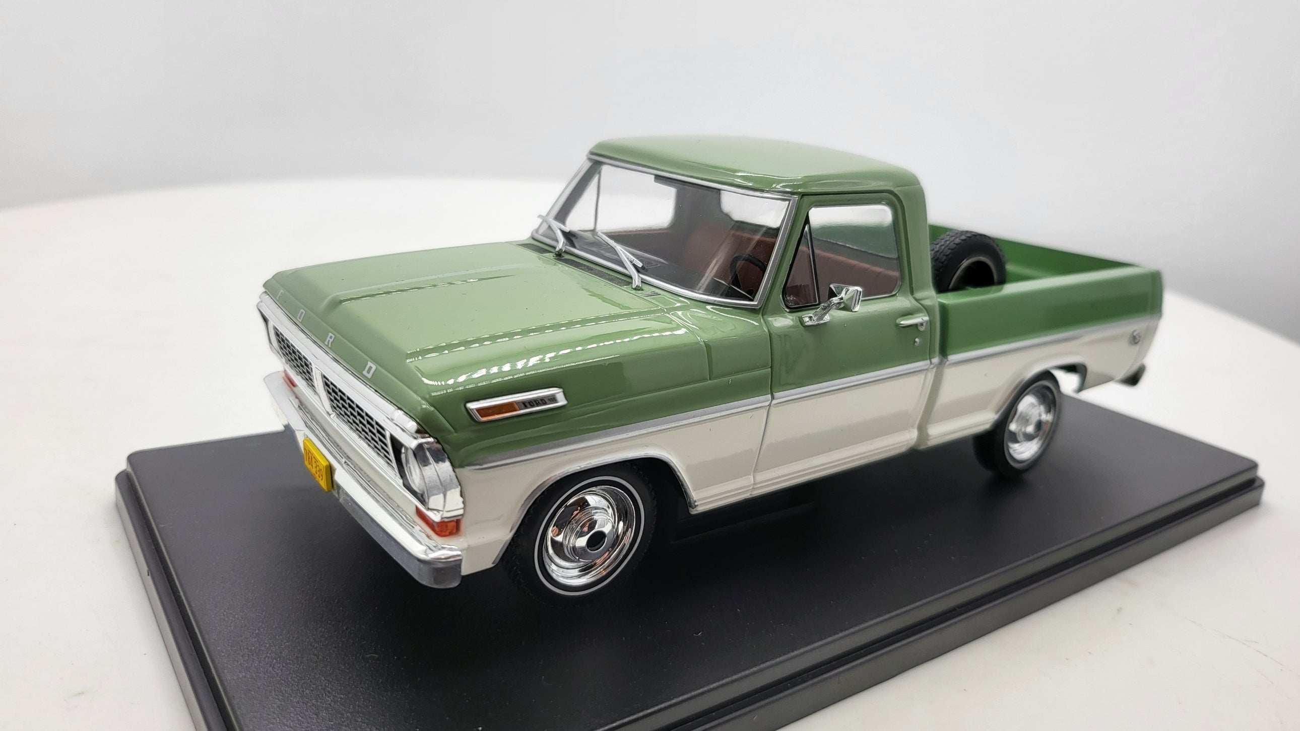 WhiteBox Ford F-100 Groen/Wit 1970 - Schaal 1:24