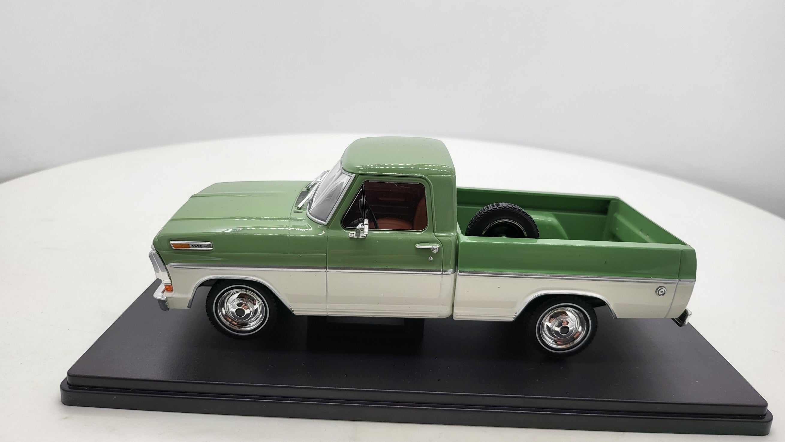 WhiteBox Ford F-100 Groen/Wit 1970 - Schaal 1:24