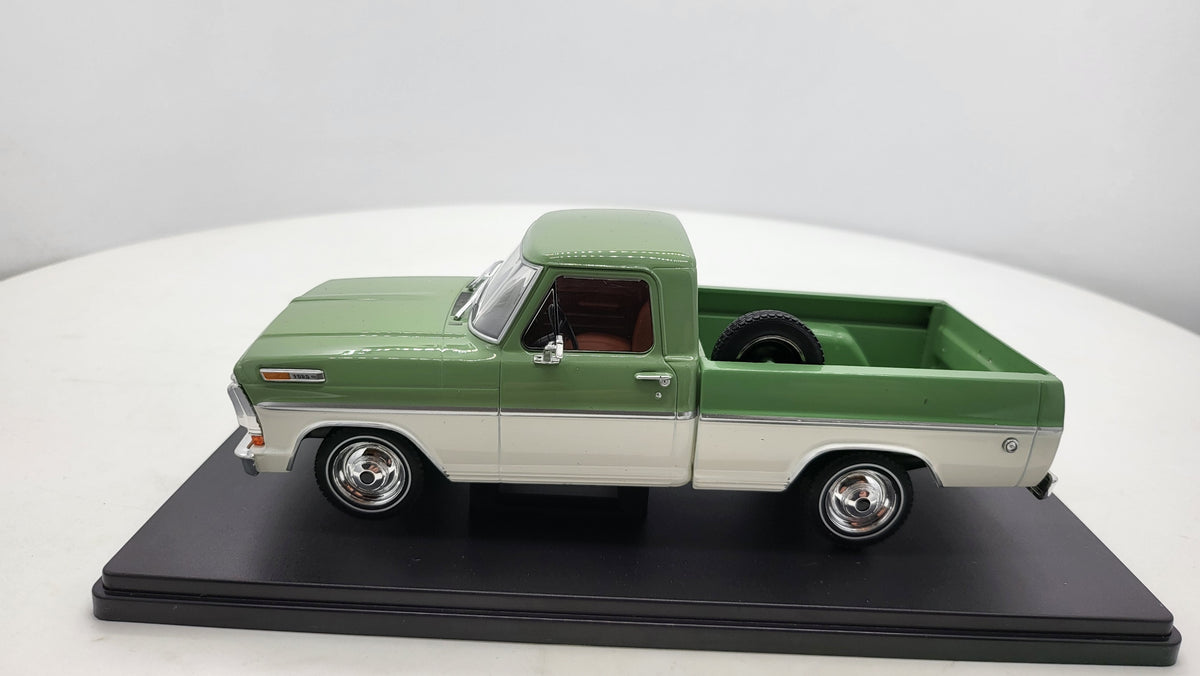 WhiteBox Ford F-100 Groen/Wit 1970 - Schaal 1:24