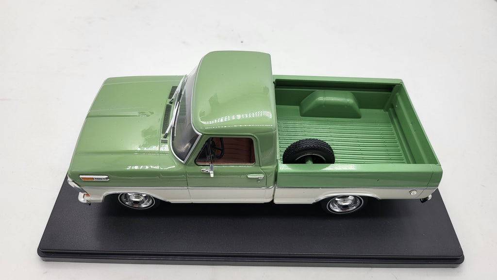 WhiteBox Ford F-100 Groen/Wit 1970 - Schaal 1:24