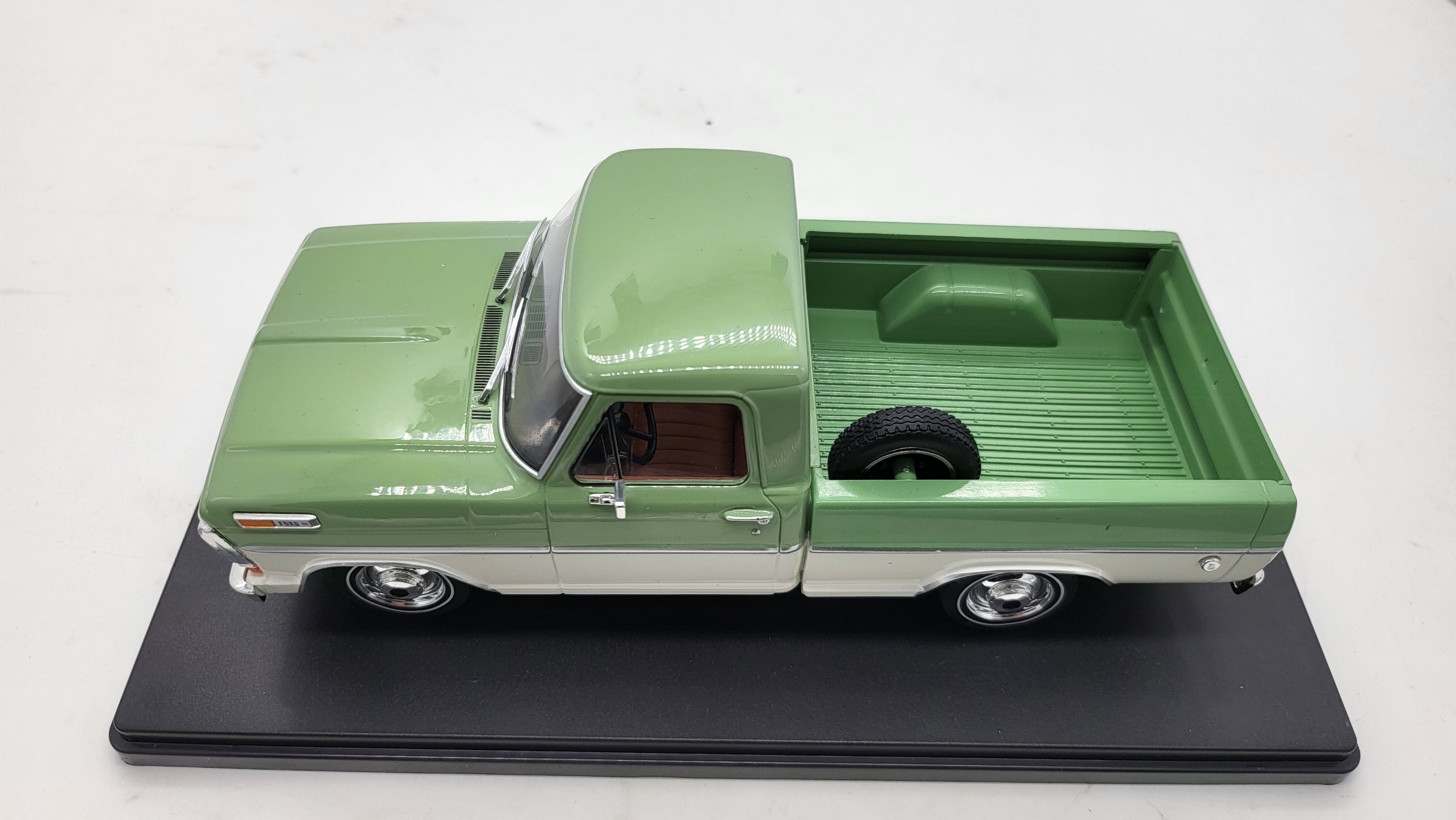WhiteBox Ford F-100 Groen/Wit 1970 - Schaal 1:24