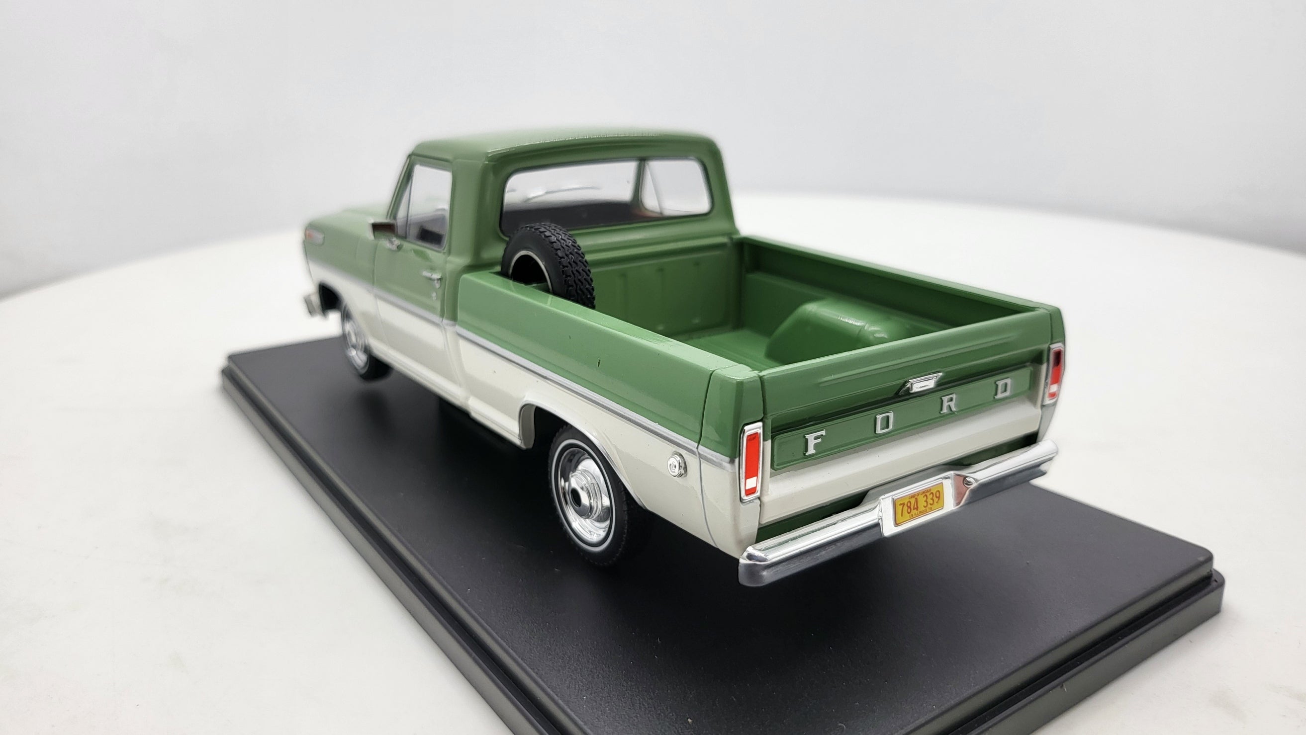WhiteBox Ford F-100 Groen/Wit 1970 - Schaal 1:24