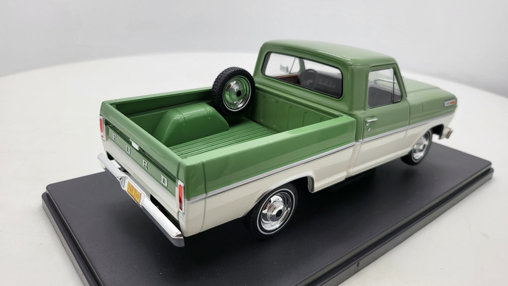 WhiteBox Ford F-100 Groen/Wit 1970 - Schaal 1:24