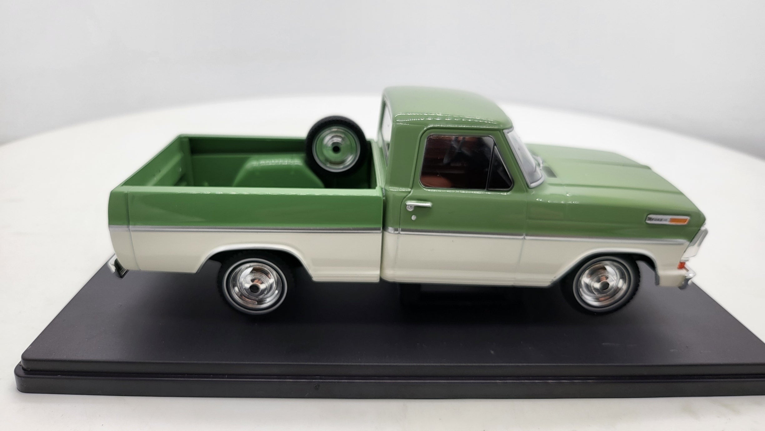 WhiteBox Ford F-100 Groen/Wit 1970 - Schaal 1:24