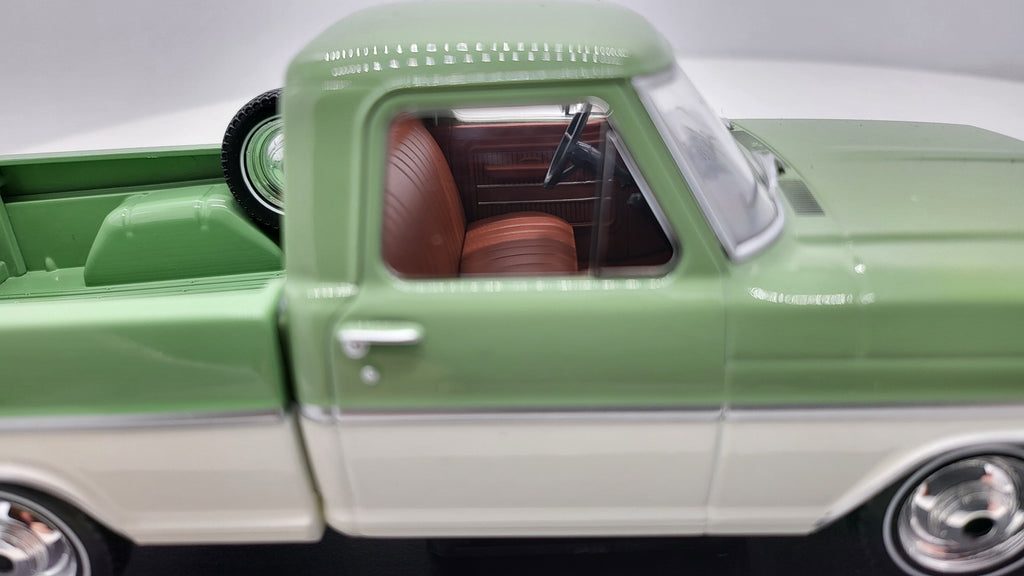 WhiteBox Ford F-100 Groen/Wit 1970 - Schaal 1:24