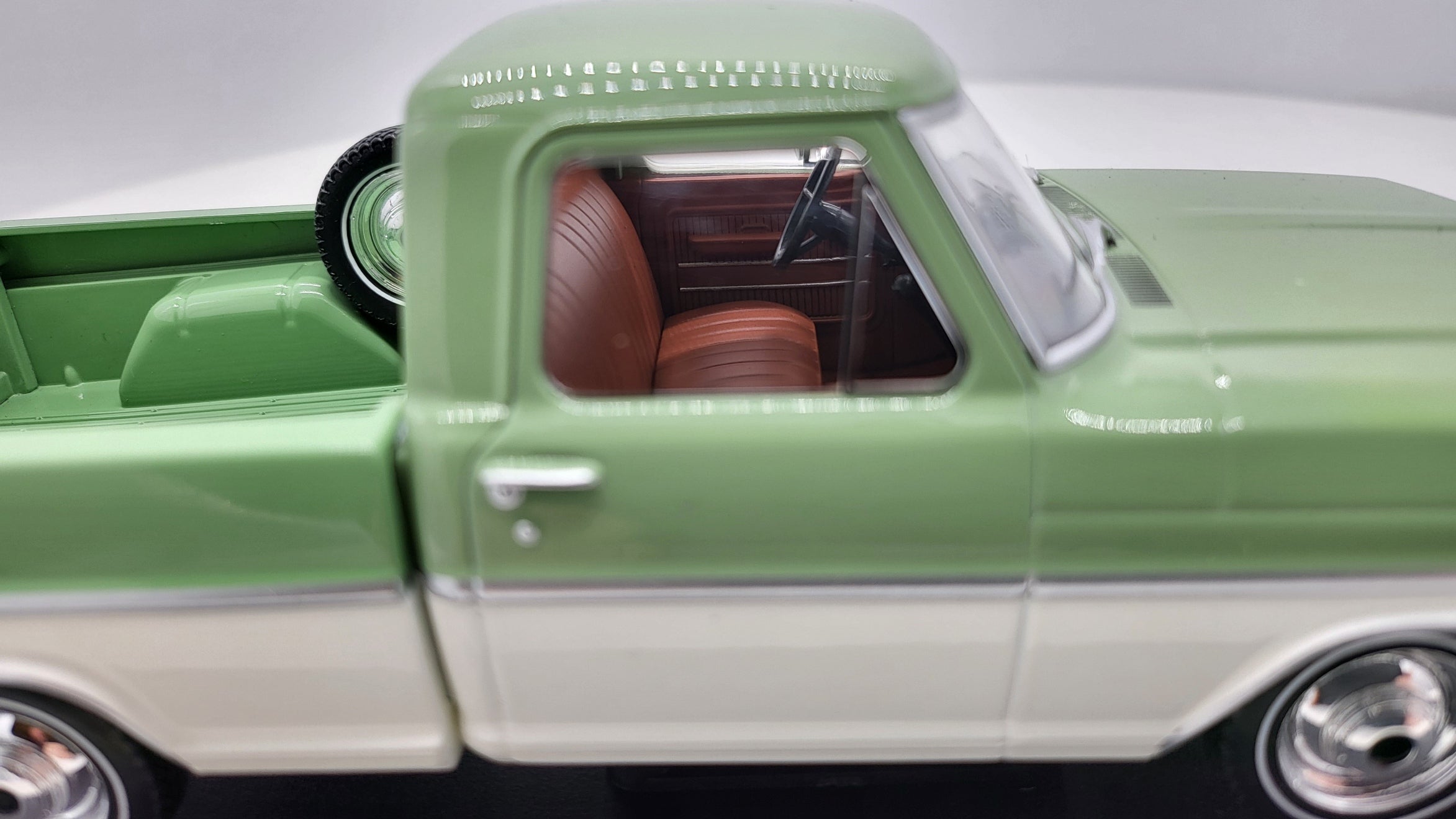 WhiteBox Ford F-100 Groen/Wit 1970 - Schaal 1:24