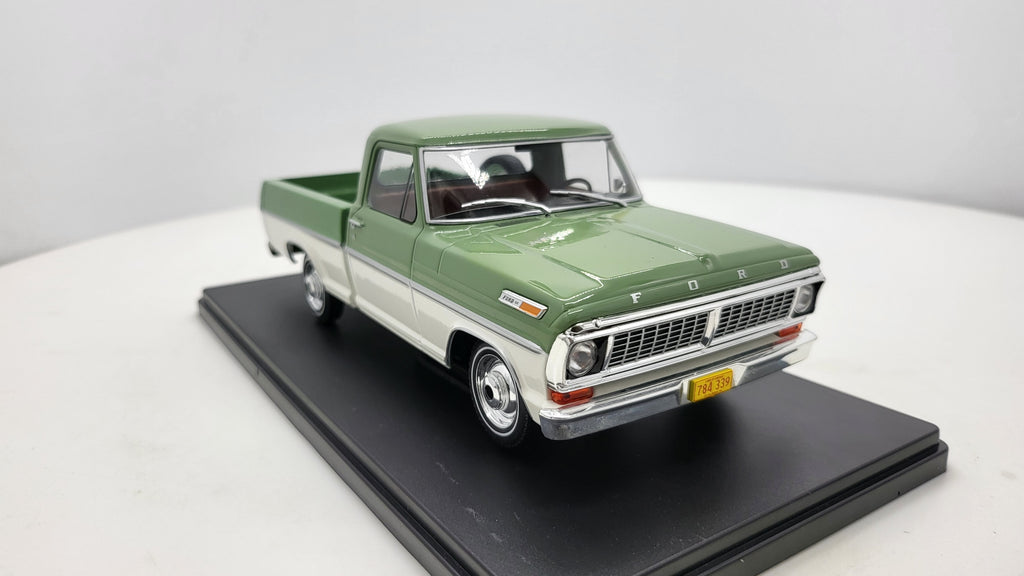WhiteBox Ford F-100 Groen/Wit 1970 - Schaal 1:24