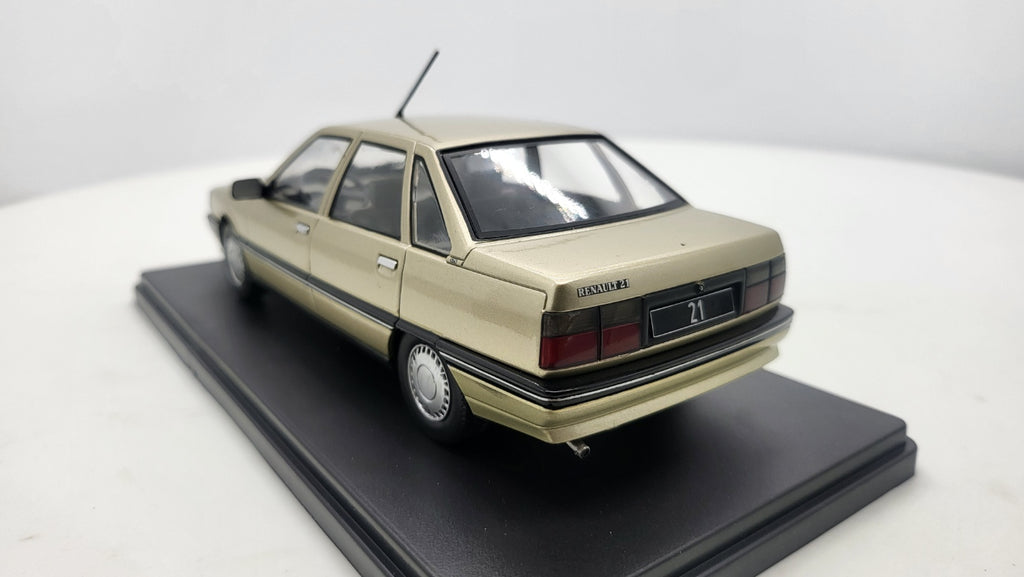 Whitebox Renault 21 Beige 1986 - Schaal 1:24