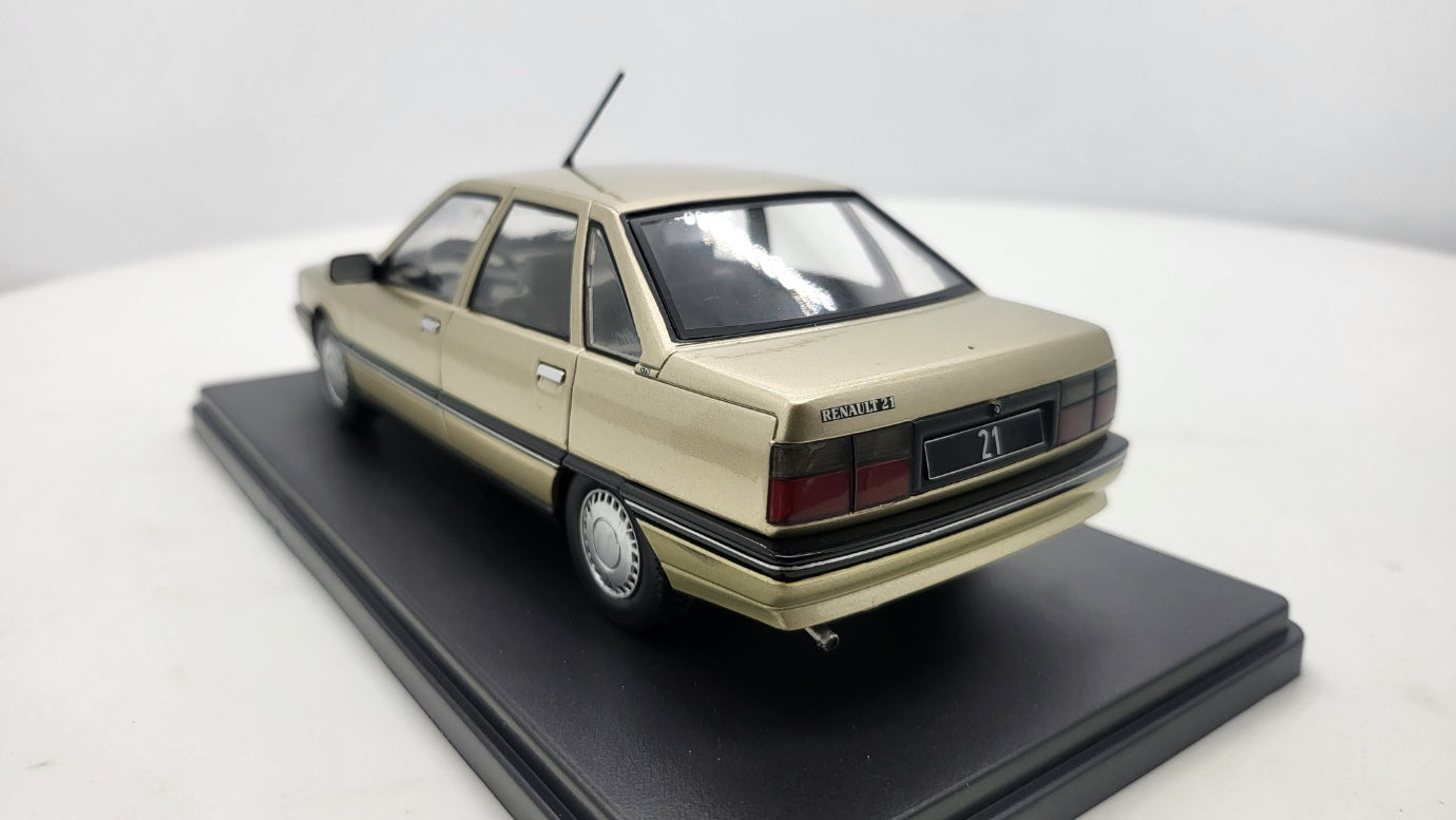 Whitebox Renault 21 Beige 1986 - Schaal 1:24