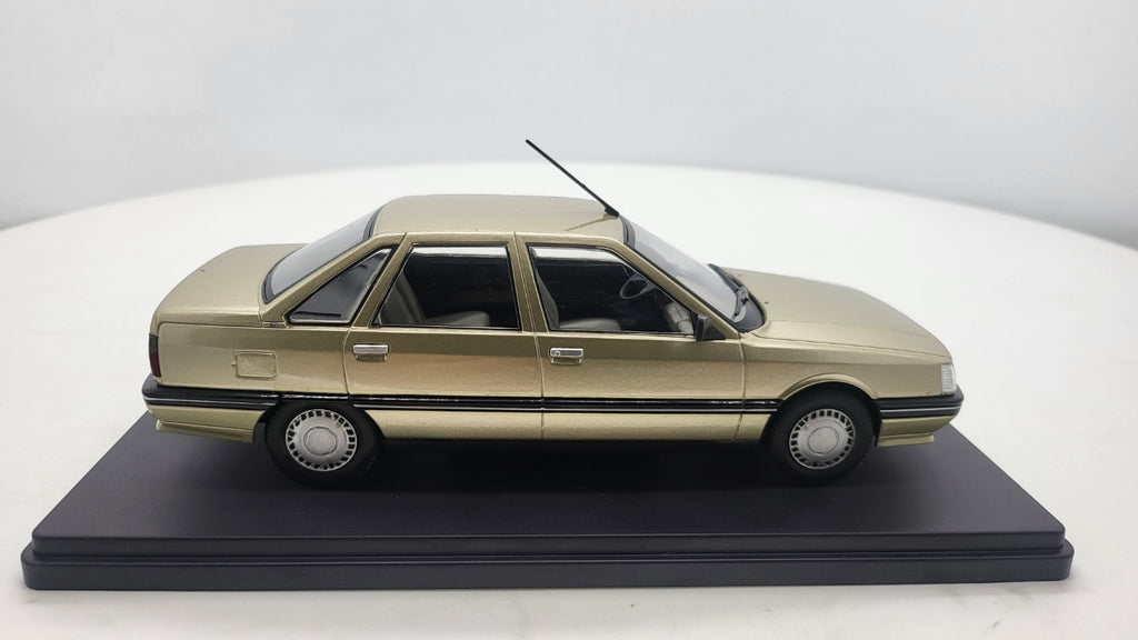 Whitebox Renault 21 Beige 1986 - Schaal 1:24