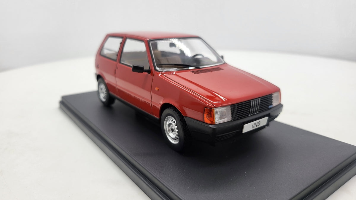Fiat Uno Rood 1983 - WhiteBox 1:24