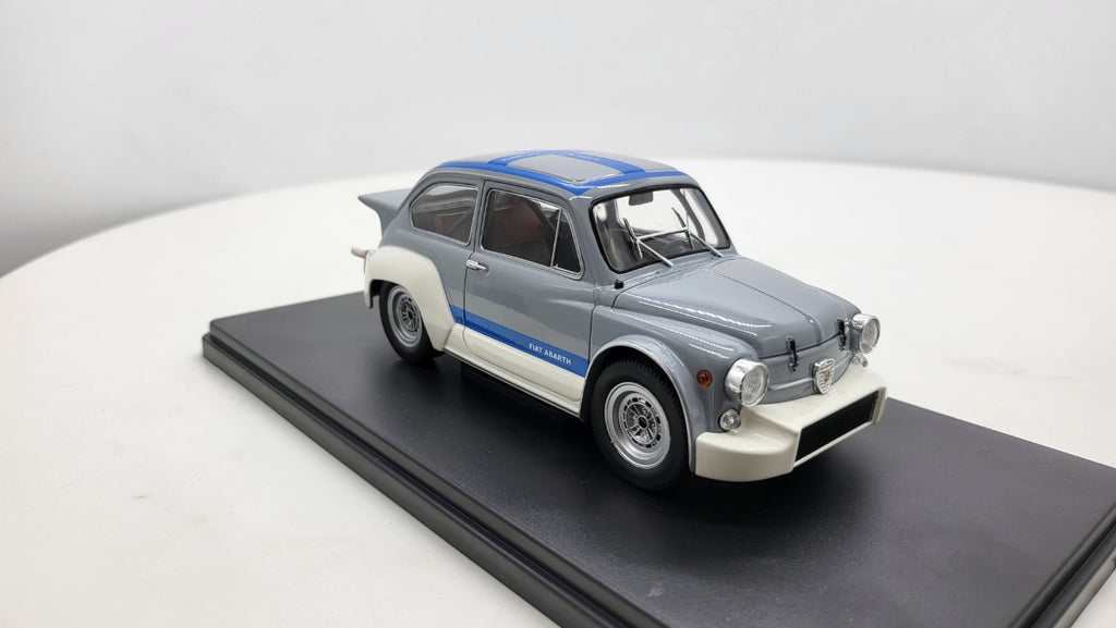 Fiat Abarth 1000 Gr.2 Grijs/Blauw 1970 - WhiteBox 1:24