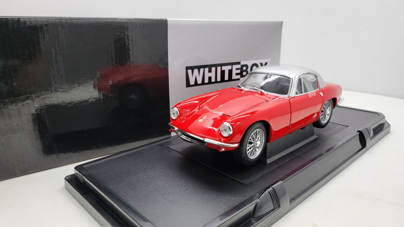 WhiteBox: Lotus Elite Rood/Zilver (1957) - Schaal 1:18