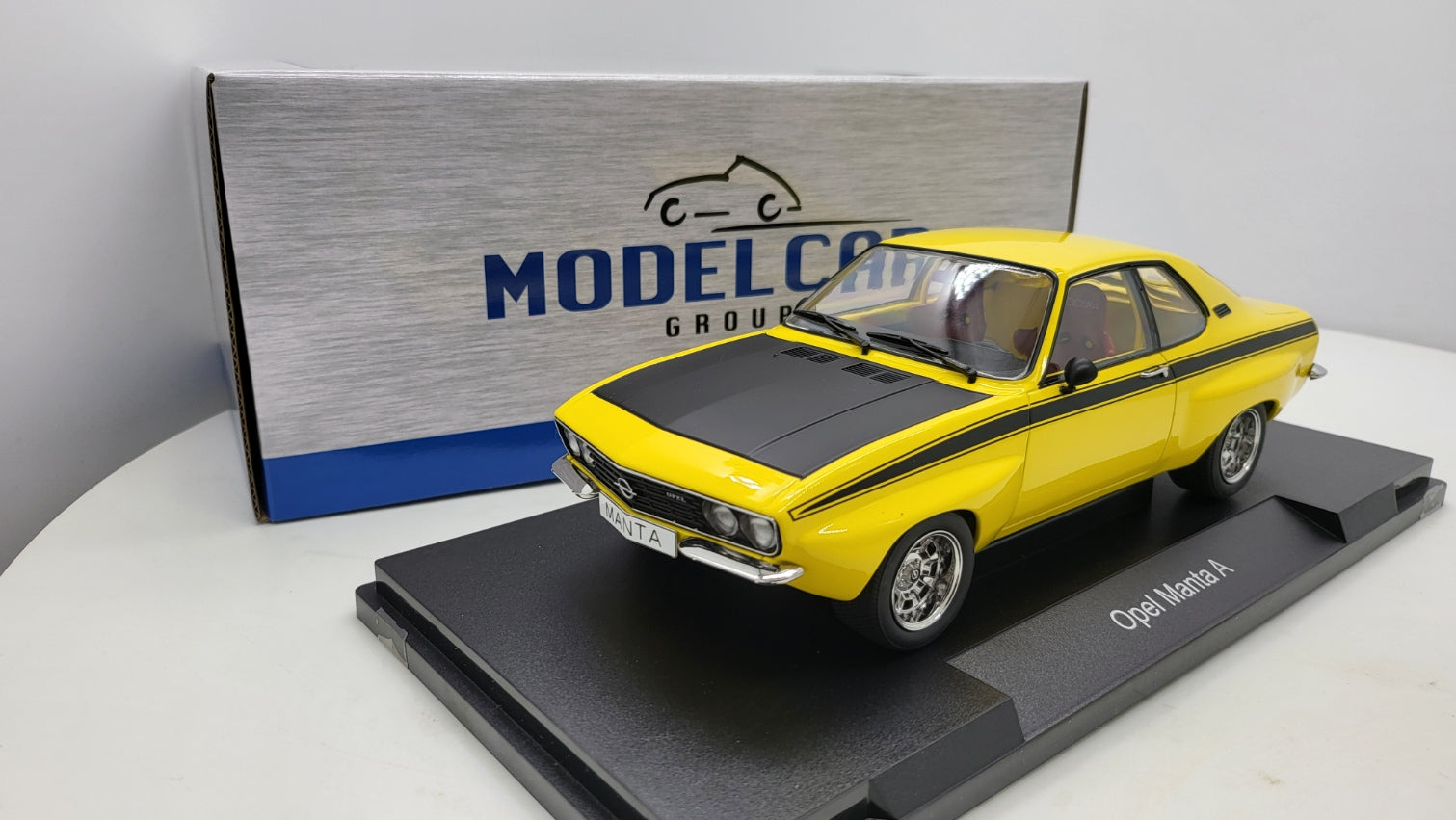 MCG: Opel Manta A Irmscher Geel/Zwart (1974) - Schaal 1:18