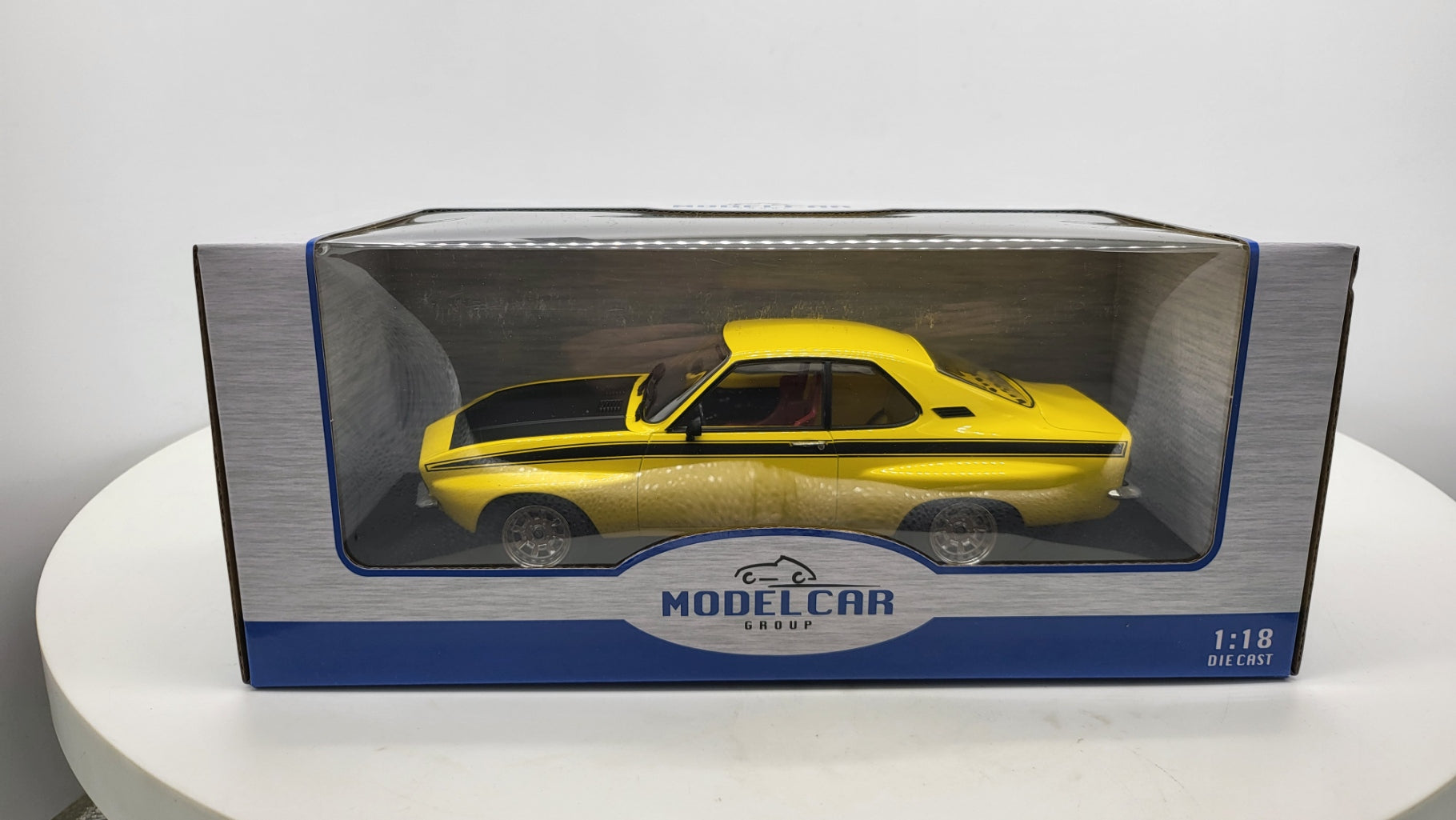 MCG: Opel Manta A Irmscher Geel/Zwart (1974) - Schaal 1:18