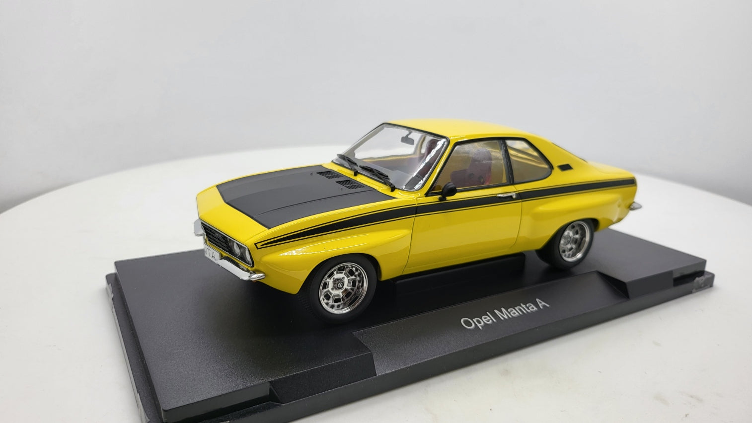 MCG: Opel Manta A Irmscher Geel/Zwart (1974) - Schaal 1:18