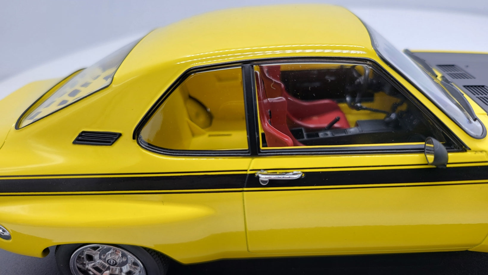MCG: Opel Manta A Irmscher Geel/Zwart (1974) - Schaal 1:18