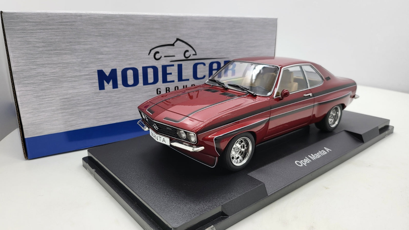 MCG: Opel Manta A Irmscher Donker Rood (1974) - Schaal 1:18