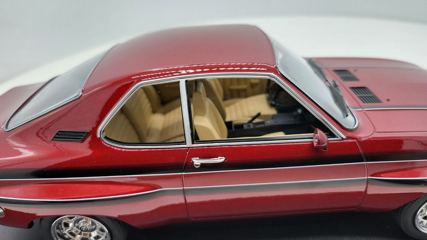 MCG: Opel Manta A Irmscher Donker Rood (1974) - Schaal 1:18