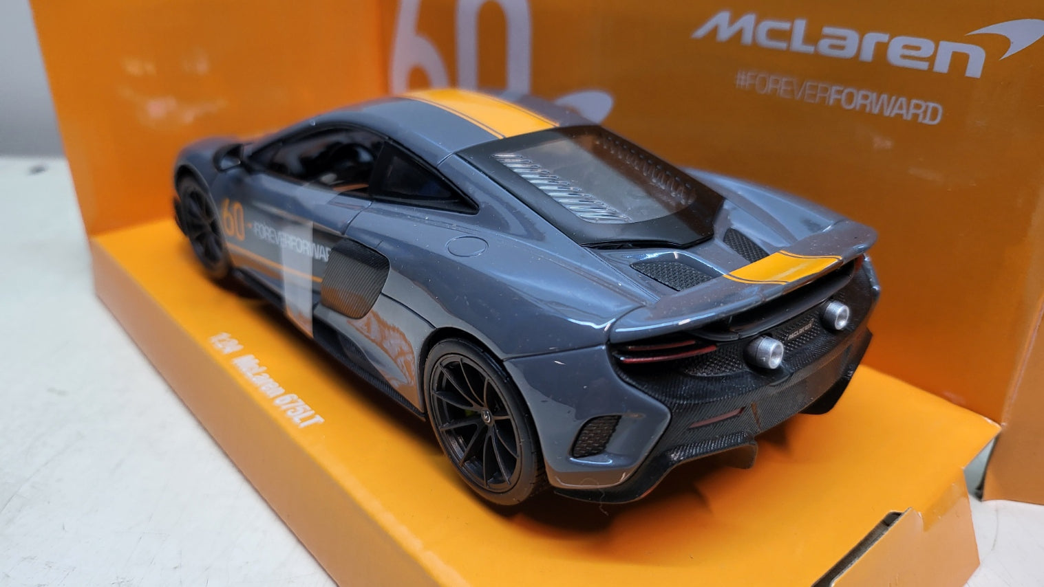 Welly: McLaren 675LT Grijs/Oranje - Schaal 1:24