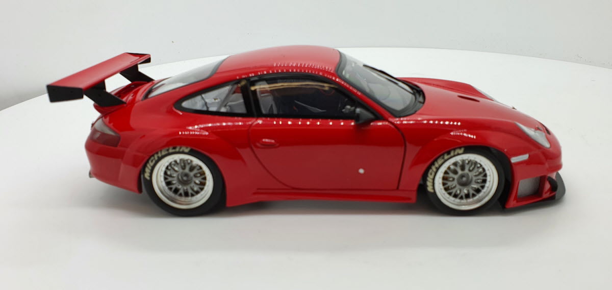 Minichamps: Porsche 911 GT3 RSR Rood Street Version (2004) - Schaal 1:18