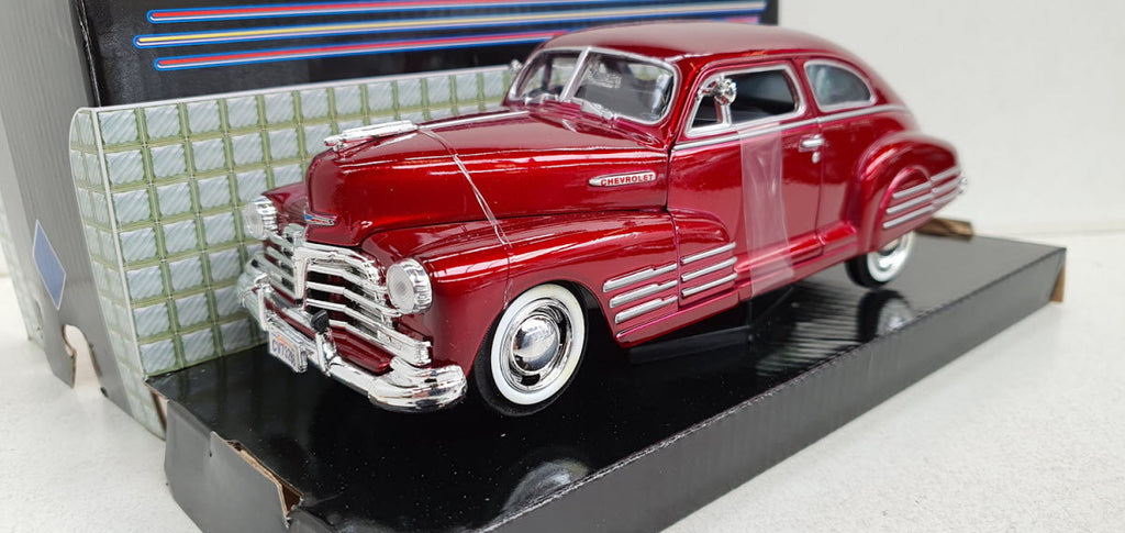 MotorMax Chevrolet Aerosedan Fleetline 1948 – rood – 1:24