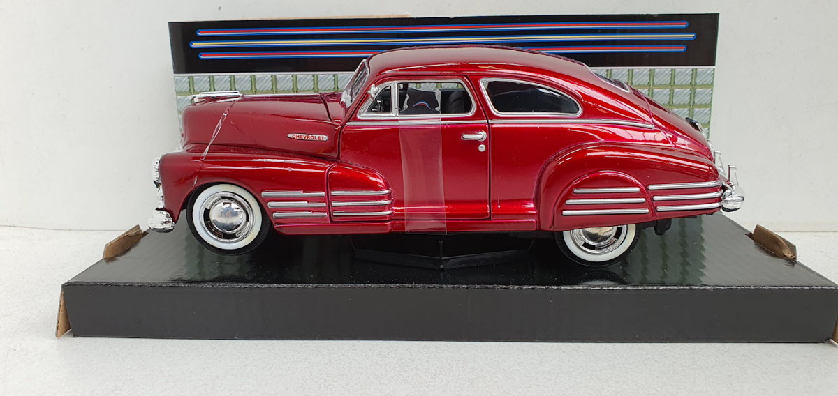MotorMax Chevrolet Aerosedan Fleetline 1948 – rood – 1:24