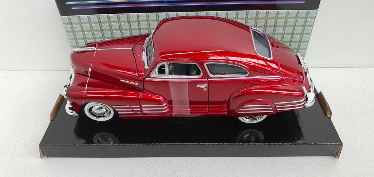 MotorMax Chevrolet Aerosedan Fleetline 1948 – rood – 1:24