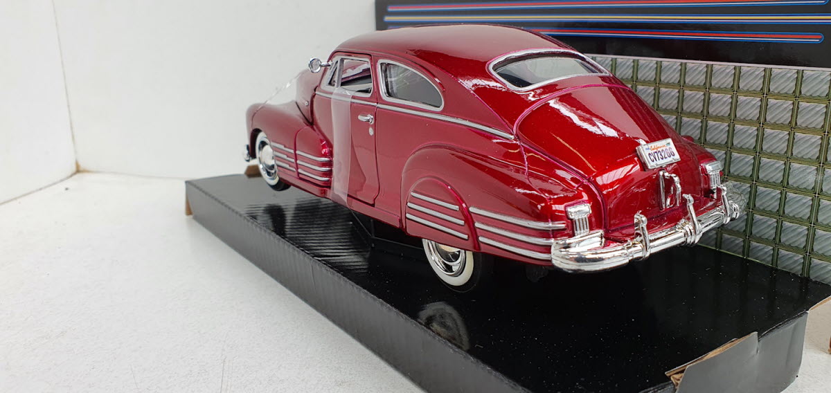 MotorMax Chevrolet Aerosedan Fleetline 1948 – rood – 1:24