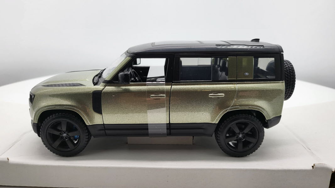Bburago Land Rover Defender 110 Groen 2022 - Schaal 1:24