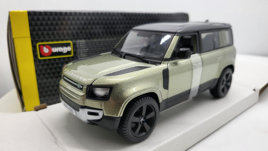 Bburago Land Rover Defender 110 Groen 2022 - Schaal 1:24